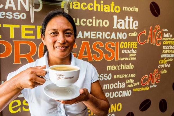 Dalinda Castillo ist Präsidentin des Frauenkomitees der Kaffee-Kooperative Aprocassi, sie baut selbst Kaffee an und arbeitet bei der Genossenschaft in der Verwaltung. Dalinda Castillo trinkt eine Tasse Kaffee, der von der Bäuer*innen der Genossenschaft Aprocassi produziert wurde. Sie ist die Präsidentin des Frauenkommitees bei Aprocassi und baut selbst Kaffee an.
