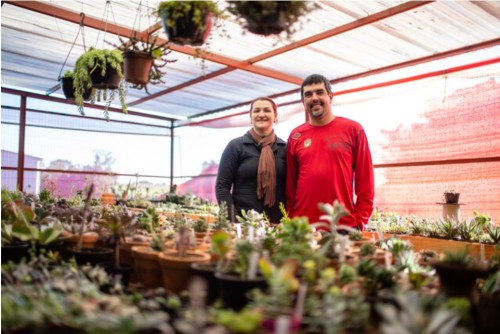 Simone and Jonas in ihrem Gewächshaus Simone and Jonas in ihrem Gewächshaus