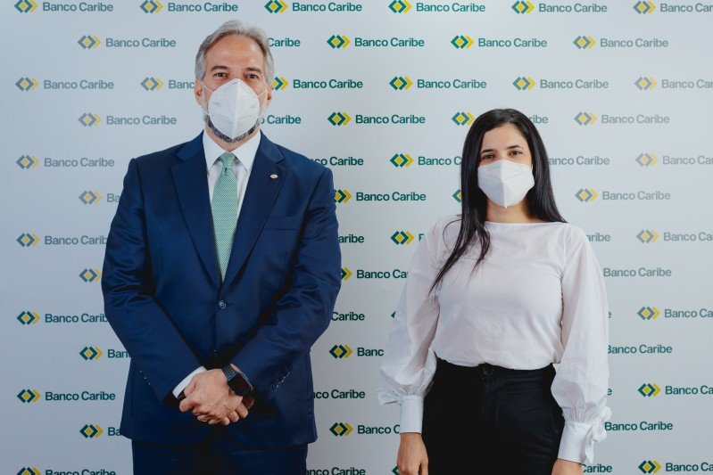 Dennis Simó Alvarez (Vorstandsvorsitzender, Banco Caribe) und Karina Vasquez (Investment Officer Zentralamerika und Karibik, Oikocredit) Dennis Simó Alvarez und Karina Vasquez