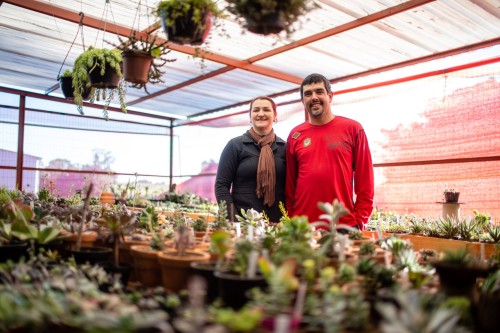 Das Ehepaar in seinem Gewächshaus Jonas Salla, 38 und seine Ehefrau Simone Wolfardt Salla, 37