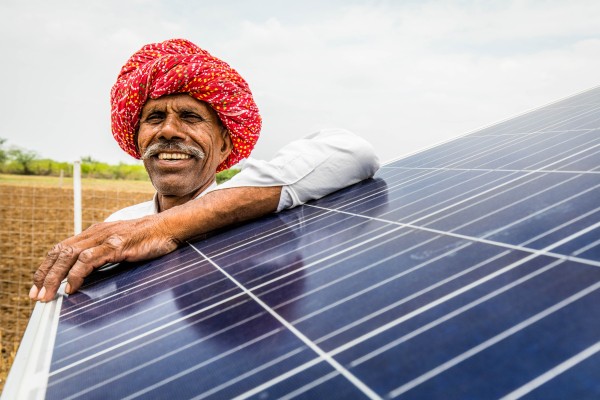 Der Landwirt Gopi lal Saini ist Kunde der Oikocredit-Partnerorganisation Fourth Partner Energy, einem Sozialunternehmen, das einkommenschwache Haushalte in Indien mit Solaranlagen versorgt. Der Landwirt Gopi lal Saini ist Kunde der Oikocredit-Partnerorganisation Fourth Partner Energy, einem Sozialunternehmen, das einkommenschwache Haushalte in Indien mit Solaranlagen versorgt.