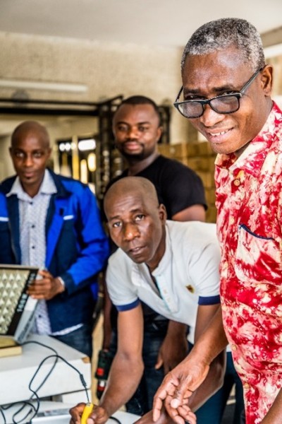 Jean Koffi (r.) und drei seiner Techniker arbeiten an einer LED-Straßenbeleuchtung Jean Koffi (r.) und drei seiner Techniker arbeiten an einer LED-Straßenbeleuchtung